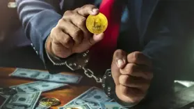 В Красноярске суд признал двоих полицейских виновными в получении взяток в криптовалюте