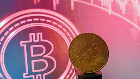 Нефть утопила биткоин в проливах: криптоинвесторов пугает инфляция
