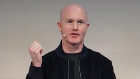 ステーブルコインを受け入れない銀行は「取り残される」：コインベースCEO