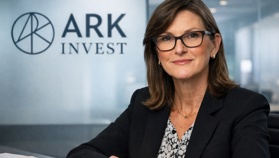 Cathie Wood aprovecha las caídas y compra acciones de criptomonedas