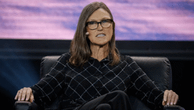 Cathie Wood slaat toe tijdens crypto-dip: miljoenen geïnvesteerd in BitMine en Coinbase