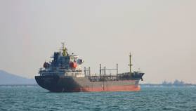 Olie stroomt weer uit Hormuz: productie gaat omhoog, olieprijs daalt hard